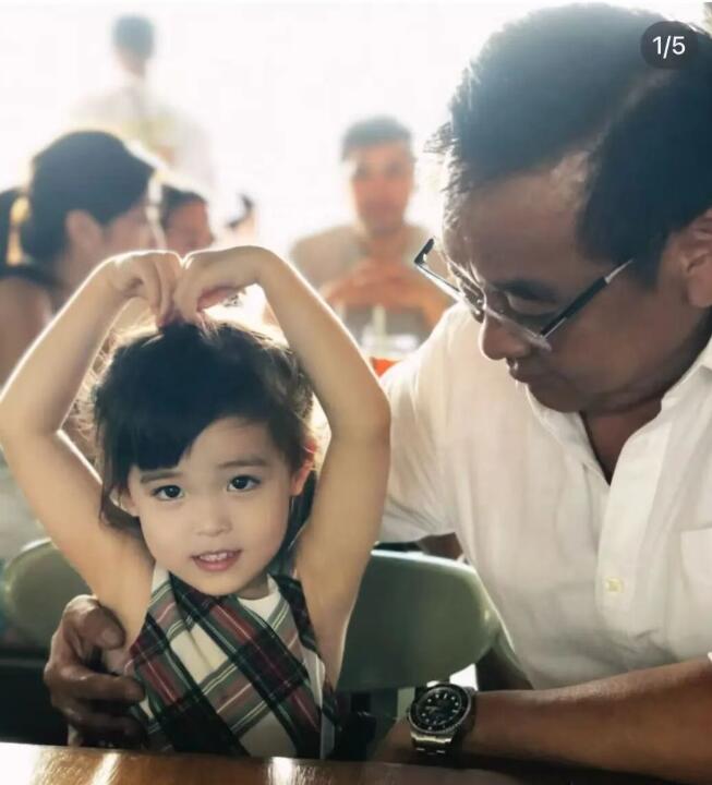 尔冬升与9岁女儿同框合照曝光 老父亲满眼宠溺